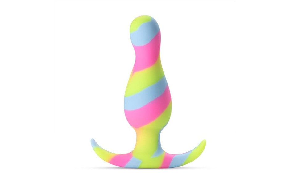 Avant | Kaleido Lime Butt Plug Duchess and Daisy Australia Modern, stylish, and beautiful meet Avant Kaleido. Kaleido has a tapered head for easy insertion and a larger secondary curve for additional sensations during play, all with a beautiful, bright array of colors! Kaleido is Ultrasilk smooth and made of Puria platinum-cured silicone, making it body-safe, phthalate free, latex free, and fragrance free. 
